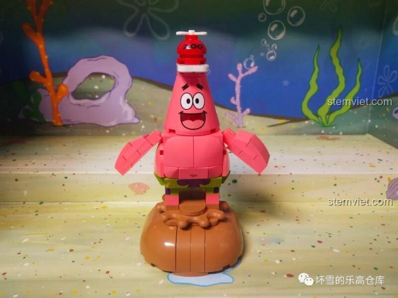Set đồ chơi Sembo 612211: Patrick Star vui vẻ đứng trên vỏ rùa, với chiếc mũ tre độc đáo, phù hợp bé trai và bé gái 6 tuổi.