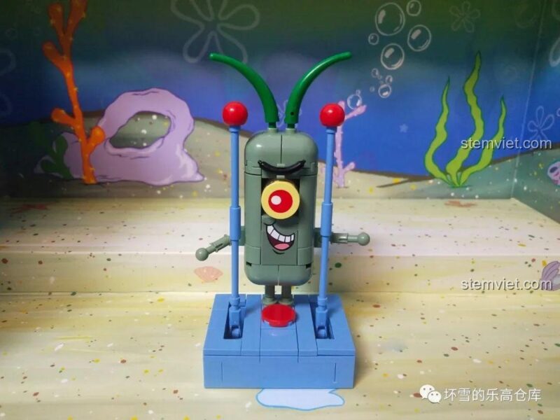 Nhân vật hoạt hình SpongeBob 612211 Sembo: Plankton trên bàn điều khiển, với đôi mắt độc đáo và biểu cảm gian xảo, phù hợp bé 6 tuổi.
