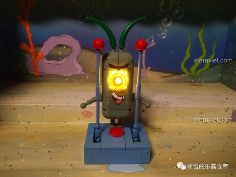 Bộ lắp ráp Gia đình SpongeBob Sembo 612211: Mắt của Plankton phát sáng với đèn LED, tạo điểm nhấn ấn tượng cho mô hình.