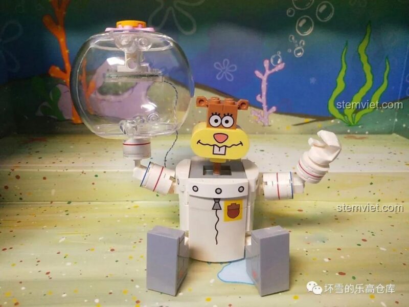 Đồ chơi xếp hình Gia đình SpongeBob Sembo 612211: Sandy Cheeks trong bộ đồ không gian đặc trưng, sẵn sàng khám phá đáy biển, phù hợp bé 6 tuổi.