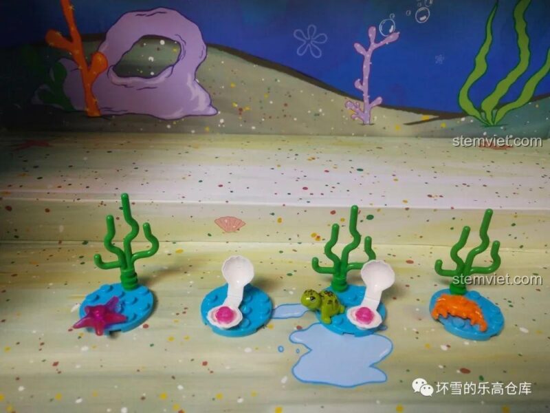 Bộ xếp hình Nhân vật hoạt hình SpongeBob Sembo 612211: Các sinh vật biển nhỏ như sao biển, rùa, cua, tạo nên một thế giới dưới biển sống động.