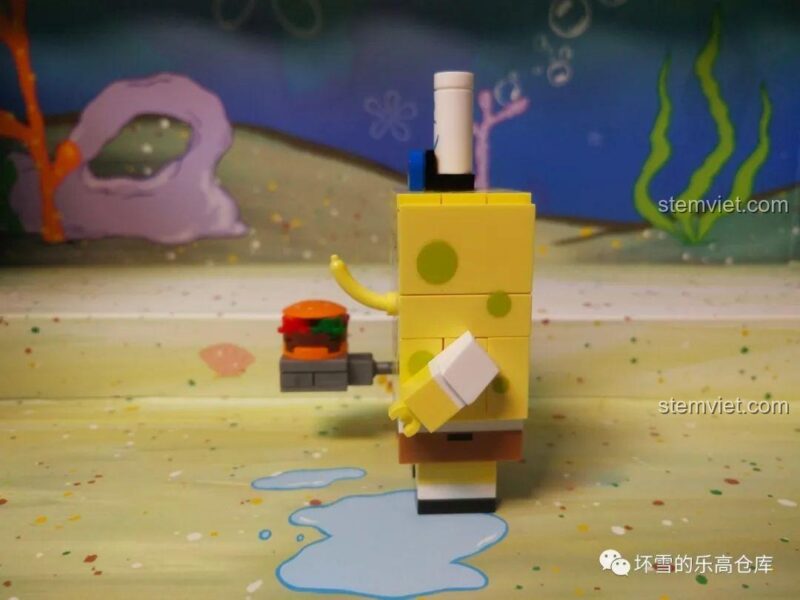 Bộ lắp ghép Bộ nhân vật SpongeBob Sembo 612211: Mặt sau mô hình SpongeBob thể hiện sự tỉ mỉ trong thiết kế, bền đẹp cho bé 6 tuổi.