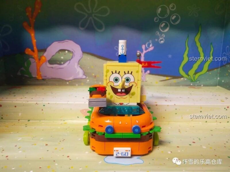 612211 Bộ lắp ráp SpongeBob Sembo: SpongeBob trong chiếc xe Krabby Patty độc đáo, sẵn sàng cho những cuộc phiêu lưu dưới biển.