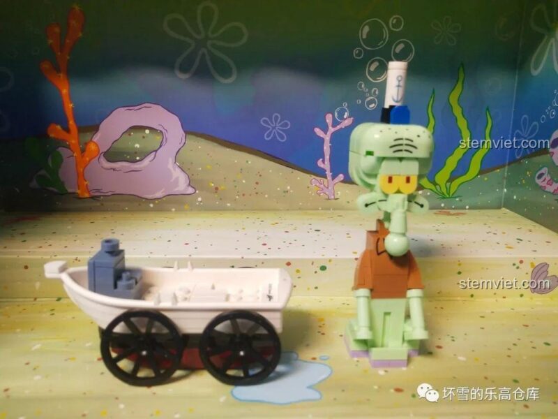 Bộ đồ chơi 612211 Sembo: Squidward có thể tháo rời khỏi quầy thu ngân, tăng tính tương tác và kịch bản chơi cho bé 6 tuổi.