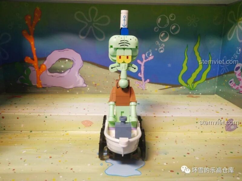 Đồ chơi mô hình Sembo 612211: Mô hình Squidward trong quầy thu ngân hình thuyền, tái hiện chân thực nhân vật yêu thích của bé 6 tuổi.