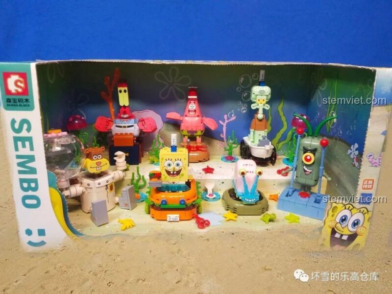 Gia đình SpongeBob 612 211: Toàn bộ nhân vật được trưng bày trong hộp sản phẩm, tạo nên một cảnh quan dưới biển hoàn chỉnh và đẹp mắt.