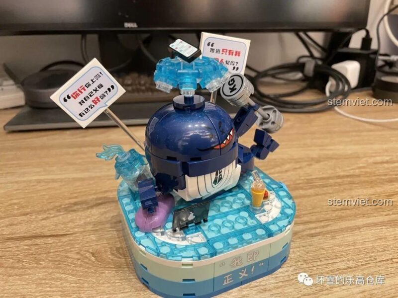 Một góc nhìn khác của đồ chơi xếp hình Cá voi nâng tạ SEMBO 613114, thể hiện các biểu ngữ cà khịa.