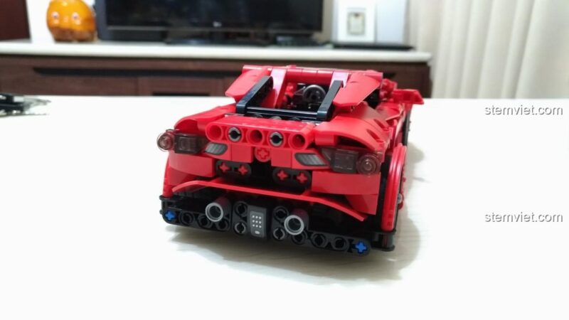 Ảnh review thực tế bộ lắp ráp SEMBO 701501 Ferrari 458 từ người dùng, chi tiết phần đuôi xe.