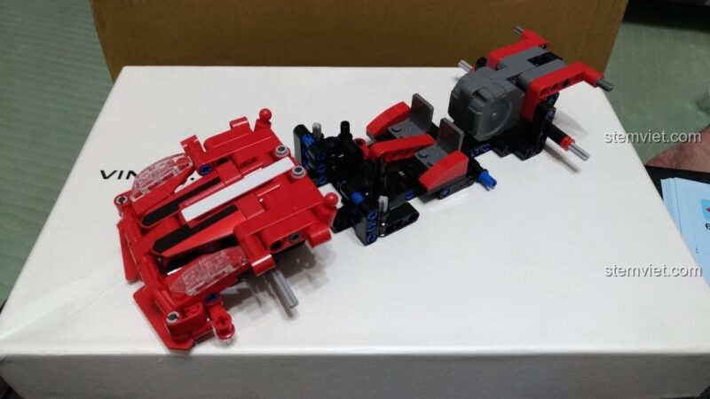 Lắp ráp khung xe Ferrari 458 SEMBO 701501, các bộ phận được tách rời.