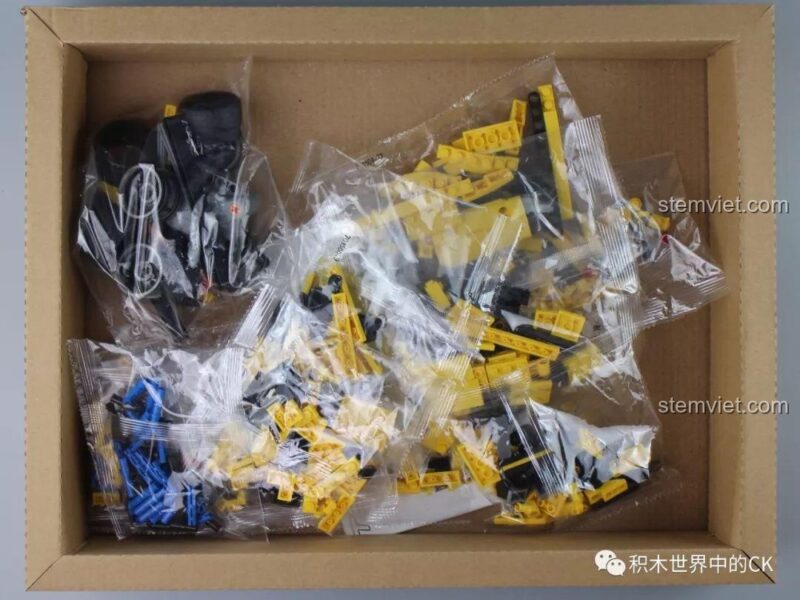 Các túi chi tiết bên trong hộp bộ xếp hình Bumblebee 701504, sẵn sàng cho bé trai 6 tuổi khám phá.