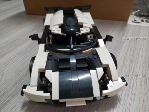 Mô hình Koenigsegg 701707 nhìn từ phía trước, nổi bật với các chi tiết sắc sảo và màu sắc tương phản. Đồ chơi mô hình SEMBO chất lượng cao cho con trai.