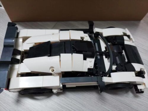 Ảnh chụp từ trên xuống của bộ lắp ráp Siêu xe Koenigsegg SEMBO 701707 sau khi hoàn thiện, khoe trọn thiết kế khí động học màu trắng đen. Món quà giá rẻ cho bé trai 6 tuổi.