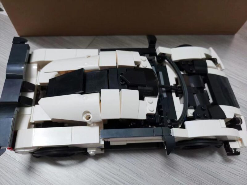 Ảnh chụp từ trên xuống của bộ lắp ráp Siêu xe Koenigsegg SEMBO 701707 sau khi hoàn thiện, khoe trọn thiết kế khí động học màu trắng đen. Món quà giá rẻ cho bé trai 6 tuổi.