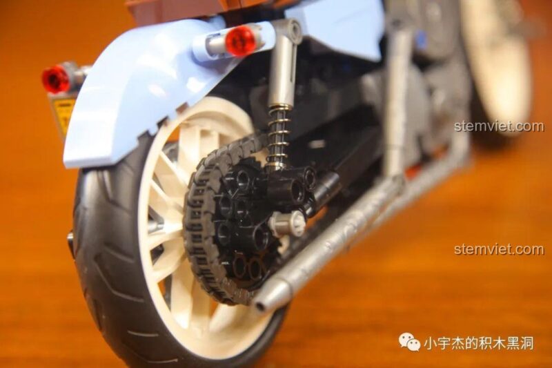 Chi tiết bánh sau và đèn hậu của mô hình SEMBO 701714.
