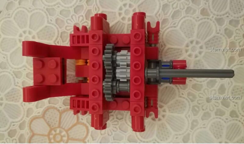 Cơ chế bánh răng của đồ chơi mô hình Sembo 703300 Chuồn Chuồn Đỏ Cơ Khí, thể hiện tính năng chuyển động mượt mà.