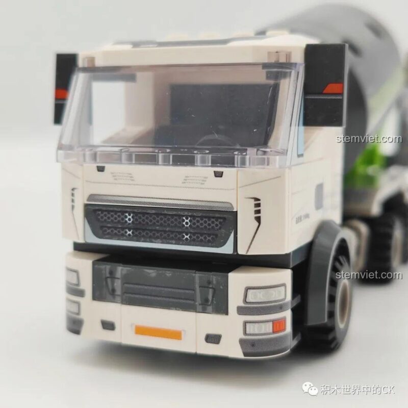Ảnh review thực tế mô hình Xe trộn bê tông SEMBO 705100 sau khi lắp ráp hoàn chỉnh.