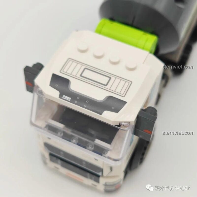 Ảnh chụp chính diện đầu xe của mô hình SEMBO 705100, thể hiện chi tiết lưới tản nhiệt và đèn xe.