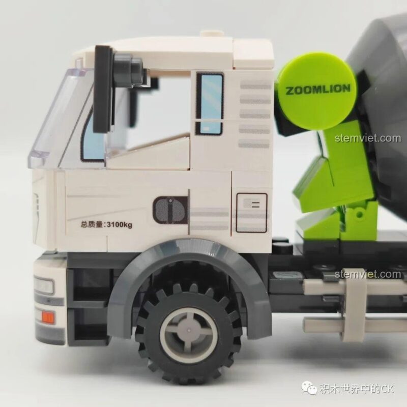 Ảnh chụp từ bên hông của mô hình xe trộn bê tông SEMBO 705100, cho thấy bồn trộn đang được nâng lên.