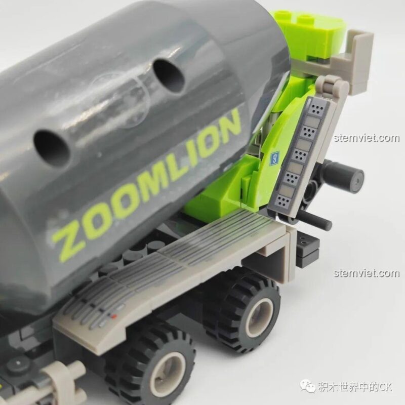 Ảnh chụp từ phía sau của mô hình SEMBO 705100, thể hiện cấu trúc của hệ thống xả và thang leo.