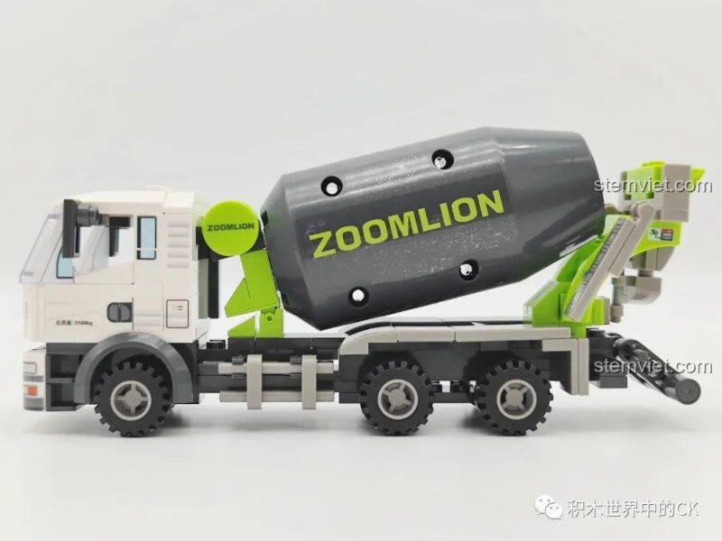 Ảnh chụp cạnh bên của các hộp đồ chơi SEMBO, hiển thị mã sản phẩm từ 705100 đến 705103.