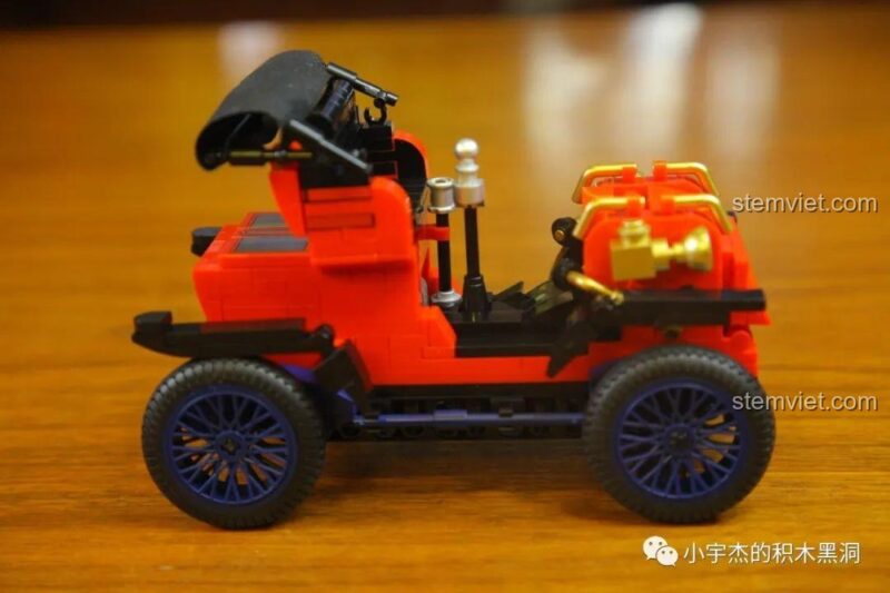 Xe hơi cổ điển Duryea 5400, mô hình xe Duryea Model L đã hoàn thiện, nhìn từ dưới lên, thể hiện phần khung gầm và động cơ kéo lùi được tích hợp khéo léo, đồ chơi có tính năng đặc biệt