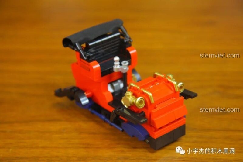 SEMBO 705400, mô hình xe Duryea Model L đã hoàn thiện, nhìn từ góc nghiêng, thể hiện rõ các chi tiết động cơ, bánh xe và phần thân xe màu đỏ, đồ chơi lắp ghép cho bé trai 6 tuổi