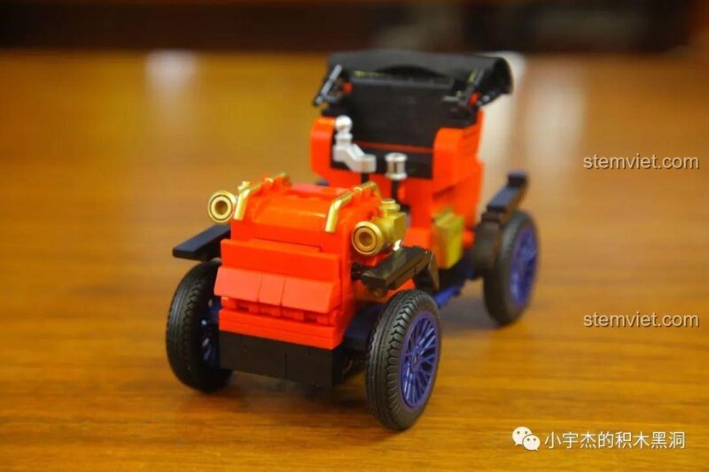 bộ lắp ghép 705400, mô hình xe Duryea Model L đã hoàn thiện, nhìn từ góc nghiêng khác, thể hiện sự cân đối và hài hòa trong thiết kế, phù hợp cho bé trai 6 tuổi rèn luyện tư duy
