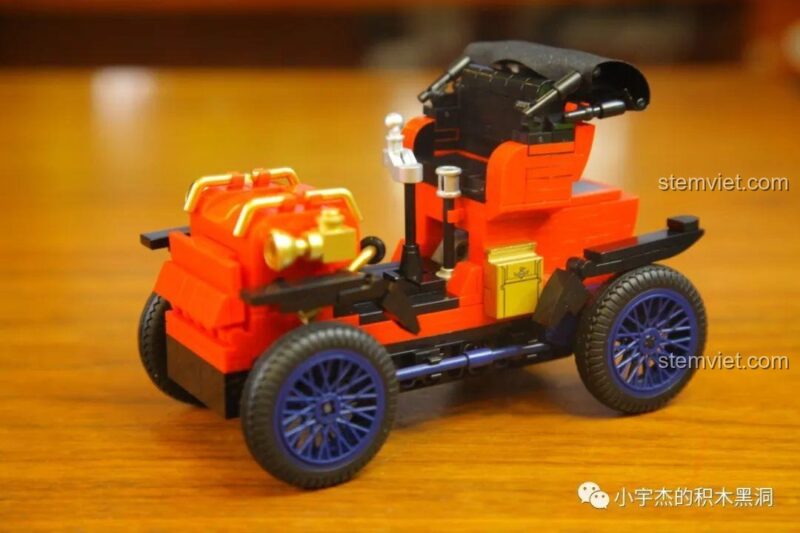 Xe cổ Duryea 705400, mô hình xe Duryea Model L đã hoàn thiện, nhìn từ phía sau, thể hiện rõ phần mui xe có thể mở và các chi tiết nội thất tinh xảo, đồ chơi mô hình chất lượng cao