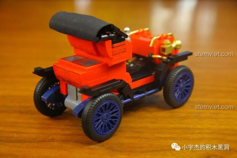 bộ xếp hình 5400, mô hình xe Duryea Model L đã hoàn thiện, nhìn từ góc thấp, làm nổi bật các bánh xe tinh xảo và chi tiết động cơ phía trước, mang lại vẻ đẹp cổ điển cho mô hình