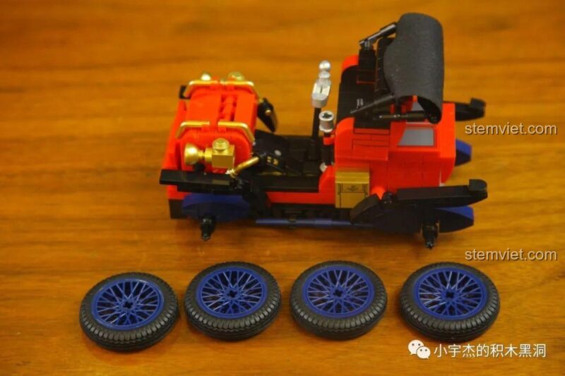 Xe Duryea Model L SEMBO, mô hình xe Duryea Model L đã hoàn thiện, nhìn từ phía trước, nổi bật với các chi tiết vàng của động cơ và đèn pha, tái hiện vẻ đẹp cổ điển của chiếc xe lịch sử