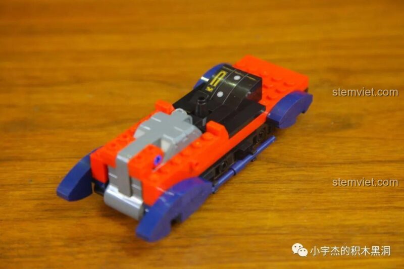 bộ lắp ghép Xe Duryea Model L, quá trình lắp ráp phần thân xe của mô hình SEMBO 705400, với các chi tiết màu đỏ và đen được kết nối chặt chẽ, thể hiện độ khít của mảnh ghép