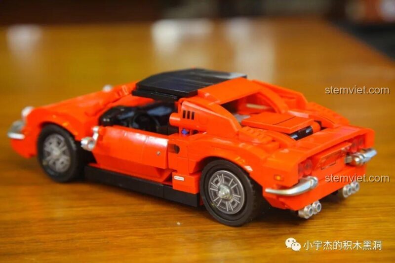Phần đuôi xe mô hình Ferrari Dino 246 GTS hoàn chỉnh từ bộ SEMBO 705701, với đèn hậu và ống xả kép