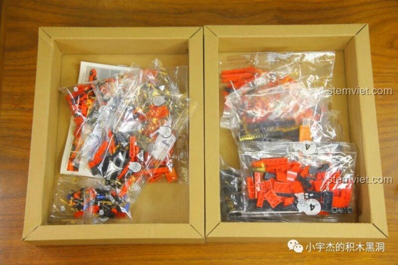 Hộp bên trong bộ lắp ghép SEMBO 705701 Ferrari Dino 246 GTS, chứa các túi linh kiện được phân loại