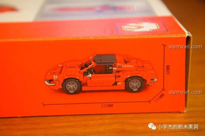 Kích thước mô hình Ferrari Dino 246 GTS (23x11.6x6.8 cm) hiển thị trên hộp bộ lắp ghép SEMBO 705701