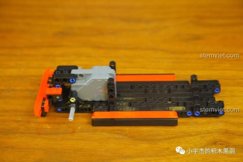 Các mảnh ghép từ túi số 1 của đồ chơi lắp ráp SEMBO 705701 Ferrari Dino 246 GTS, sẵn sàng cho việc lắp ráp