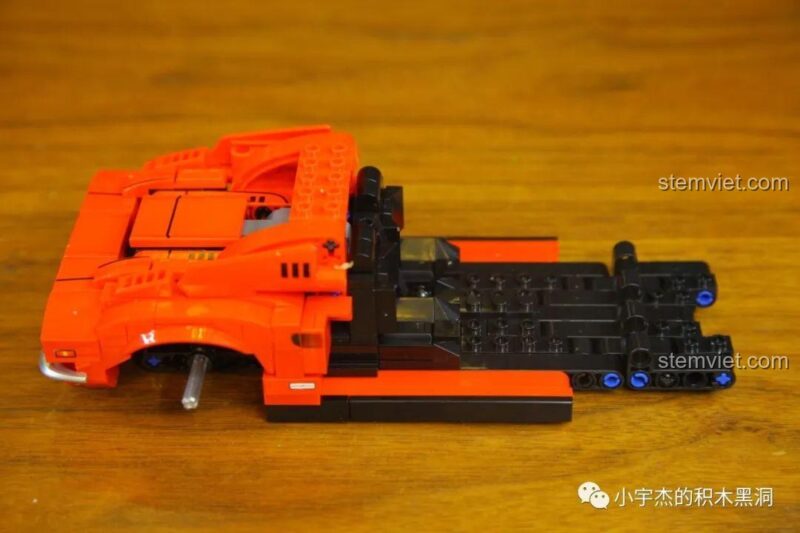 Các mảnh ghép từ túi số 2 của đồ chơi mô hình SEMBO 705701 Ferrari Dino 246 GTS, màu đỏ chủ đạo