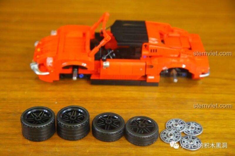 Các mảnh ghép từ túi số 4 của đồ chơi lắp ráp SEMBO 705701 Ferrari Dino 246 GTS, bao gồm các chi tiết nhỏ và bánh xe