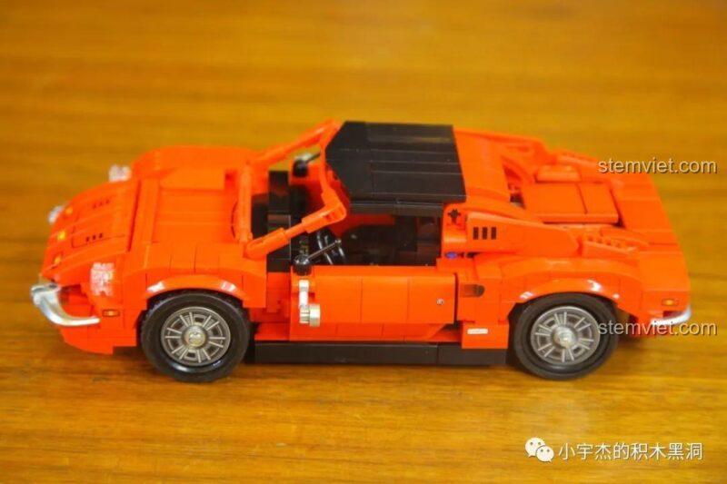 Bánh xe mô hình Ferrari Dino 246 GTS từ bộ SEMBO 705701 được lắp cân bằng, tạo vẻ ngoài hoàn hảo