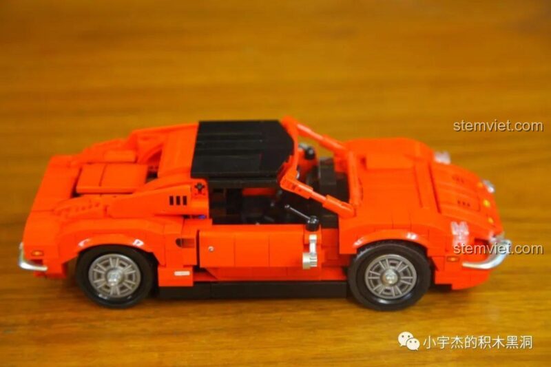 Góc nhìn cận cảnh mặt trước đồ chơi mô hình SEMBO 705701 Ferrari Dino 246 GTS, thể hiện độ chi tiết cao