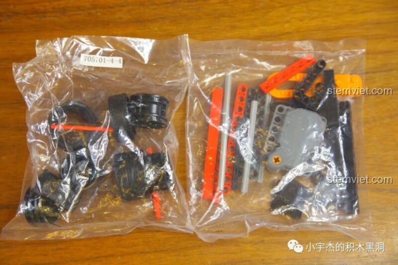 Túi linh kiện đặc biệt của bộ lắp ghép SEMBO 705701 Ferrari Dino 246 GTS, chứa các chi tiết độc đáo cho mô hình xe cổ điển