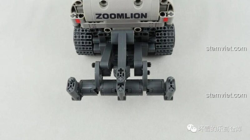 Góc nhìn từ phía sau của mô hình xe ủi SEMBO 705940, khoe dàn xới chi tiết.