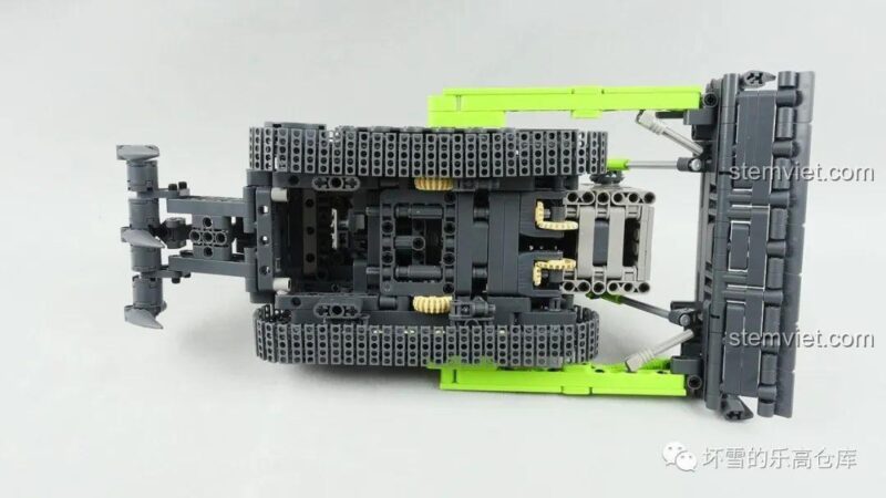 Gầm xe của mô hình xe ủi SEMBO 705940, cho thấy cấu trúc Technic và hệ thống bánh răng bên trong.