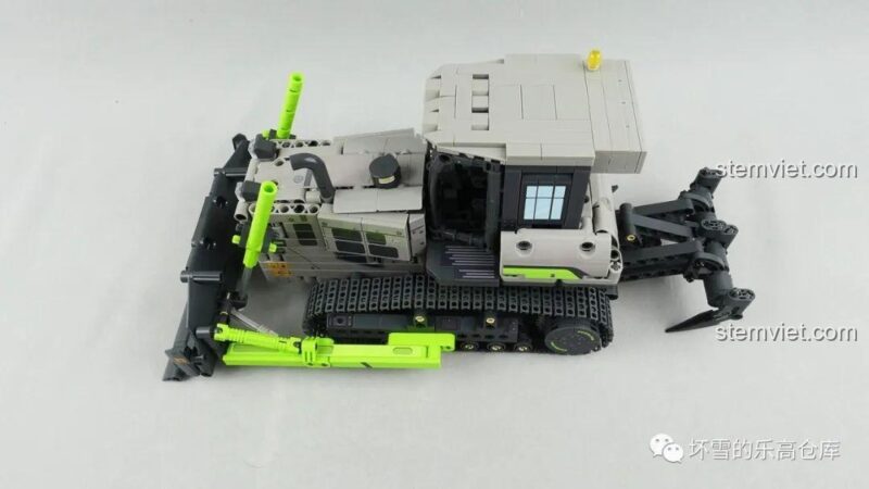 Toàn cảnh mô hình xe ủi SEMBO 705940 với khoang động cơ mở, thể hiện khả năng tùy biến và nâng cấp.