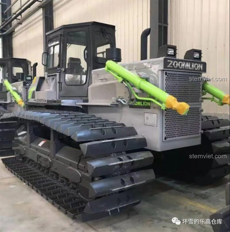 Cận cảnh dàn xới của xe ủi SEMBO 705940 khi được hạ xuống vị trí làm việc.
