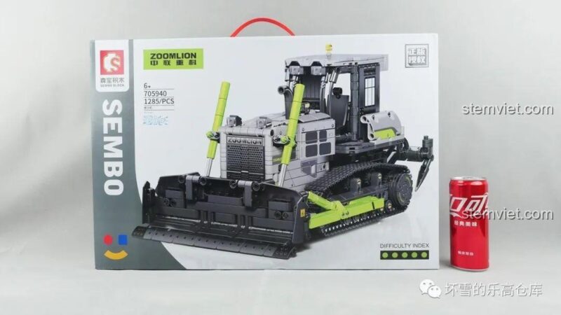 Ảnh review thực tế hộp đồ chơi mô hình Xe ủi Zoomlion 705940, so sánh kích thước với lon nước ngọt, cho thấy đây là một bộ lắp ráp lớn.