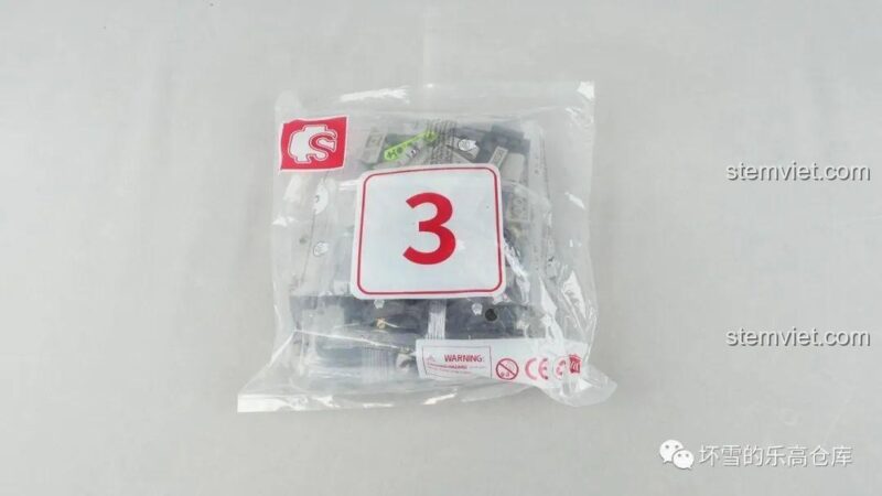 Ảnh review xe ủi SEMBO 705940 đang đẩy một lon nước ngọt, thể hiện sức mạnh và kích thước của mô hình.