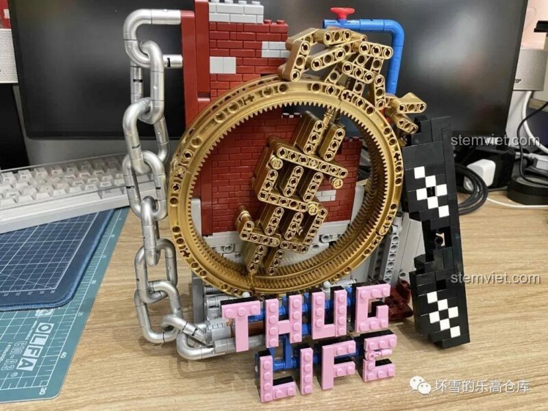 Toàn bộ bộ đồ chơi Thug Life Sembo 707901C đã lắp ráp hoàn chỉnh trên giá đỡ, bao gồm dây chuyền vàng, kính pixel và xì gà, món quà độc đáo cho bé trai 6 tuổi.