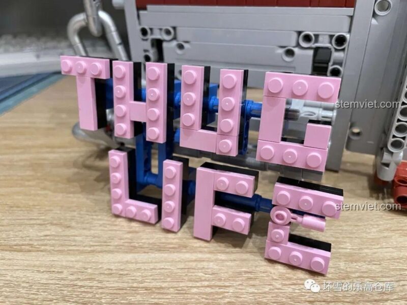 Chữ 'THUG LIFE' được lắp ráp từ mảnh ghép trong bộ đồ chơi Thug Life Sembo 707901C, thể hiện phong cách độc đáo, phù hợp cho bé trai 6 tuổi.