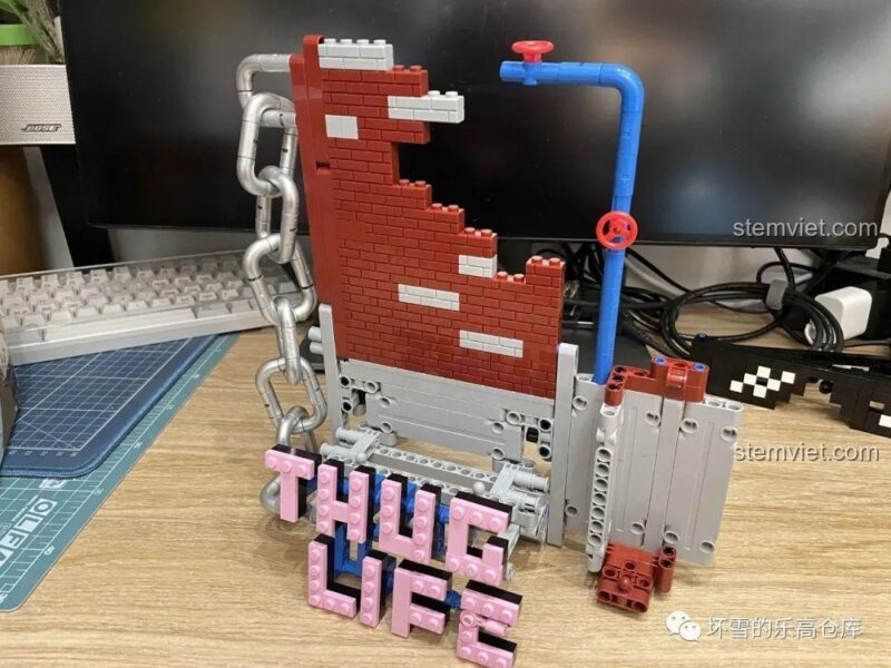 Giá đỡ hoàn thiện của bộ lắp ghép Thug Life Sembo 707901C, có chữ 'THUG LIFE' và thiết kế đường phố, đồ chơi độc đáo cho bé trai 6 tuổi.