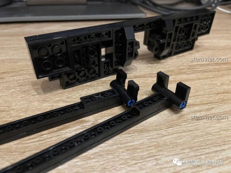 Chi tiết gọng kính và đệm mũi cao su của kính pixel trong bộ lắp ghép Thug Life Sembo 707901C, mang lại trải nghiệm thoải mái cho bé trai 6 tuổi.